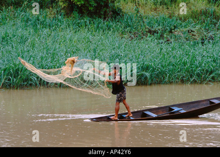 Sud America, Brasile, Amazon, Amazon River. La vita quotidiana lungo le rive del fiume Rio delle Amazzoni. Foto Stock