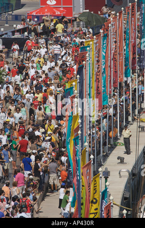 Folla nel Port America's Cup Foto Stock