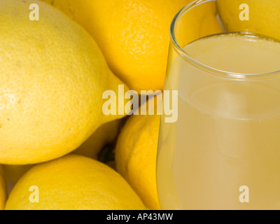 Bicchiere di limonata naturale con molti limoni Foto Stock