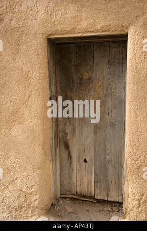 Porta di una vecchia casa adobe in Santa Fe New Mexico Foto Stock