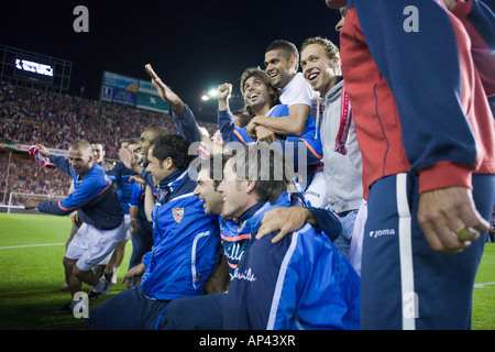 Sevilla FC giocatori e membri dello staff celebrare la vittoria. Foto Stock