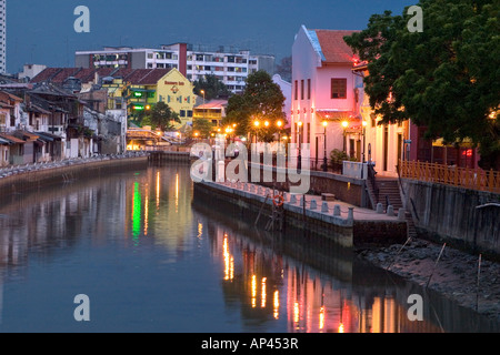 Riflettono luci nel fiume Malacca come decends serale. Sevaral ristoranti possono essere trovati lungo il fiume. Foto Stock