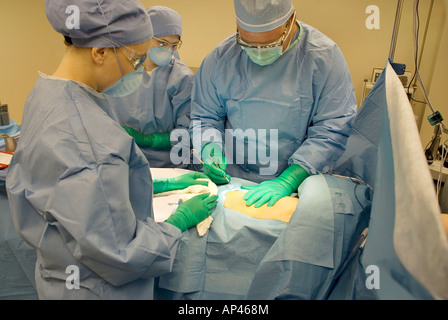 Il team chirurgico di eseguire l'intervento chirurgico in ospedale in sala operatoria Foto Stock