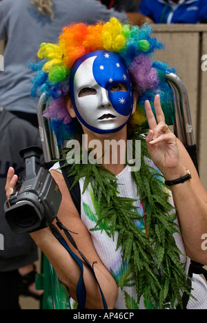 Segno di pace viene caricato da una telecamera mascherato Donna Summer of Love FESTIVAL MONTEREY POP FESTIVAL 2007 CALIFORNIA Foto Stock