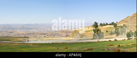 Un due foto panoramiche di cucitura di un overland carrello viaggia su una strada sterrata con sentieri di polvere dietro. Foto Stock