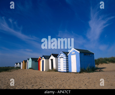 Una fila di cabine sulla spiaggia, nelle prime ore del mattino sun, Southwold, Suffolk, Regno Unito Foto Stock