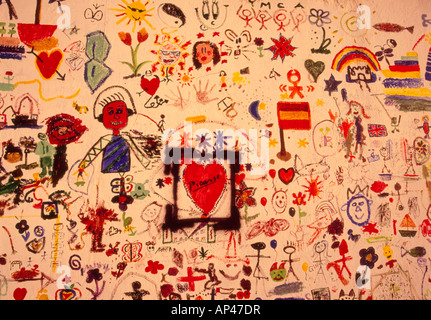 Multi-colore di carta murale con un nero incorniciato cuore come il suo fuoco, Lyme Regis, Regno Unito Foto Stock