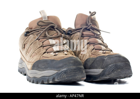 Una coppia di usato scarpe da trekking con ombra su sfondo bianco Foto Stock