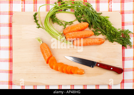 Mazzo di carote fresche con ombra su sfondo bianco Foto Stock