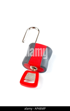 Macro di un lucchetto aperto con la chiave sulla morbida ombra e shallow DOF Foto Stock