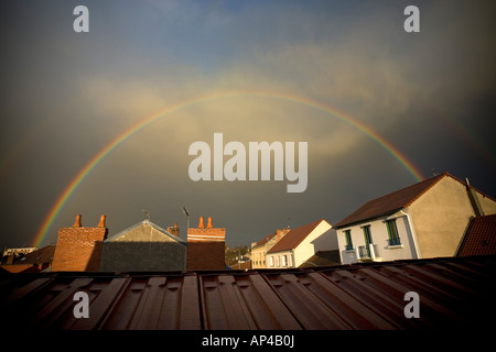 Un intero arcobaleno nel corso della Vichy di tetti (Allier - Francia). Arc-en-ciel complet au-dessus des allasua de la ville de Vichy (Francia). Foto Stock