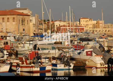 Creta, Grecia. Il porto interno di Hania, con la città e il porto esterno visibile dietro. Foto Stock