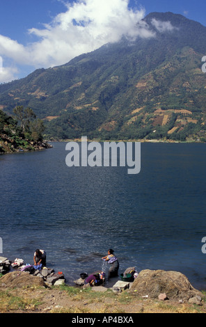 America centrale, Guatemala, altopiani, lago Atitlan, San Pedro, le donne a lavare i panni al di sotto di Vulcano San Pedro. Foto Stock