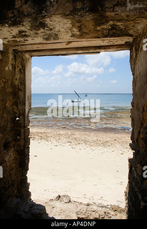 Dhow sulla costa visto attraverso una delle aperture nella parete del forte di Sao Sebastiao sull isola di Mozambico Foto Stock