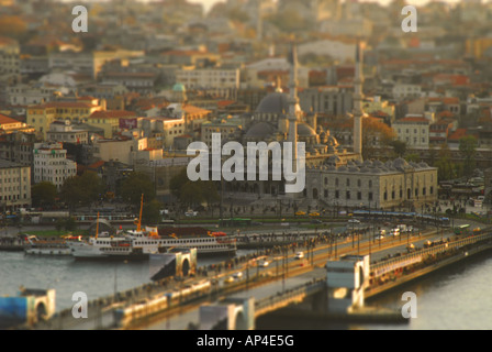 ISTANBUL, Turchia. Un tilt-shift vista del Ponte di Galata, Golden Horn, Yeni moschea e il quartiere Eminonu. 2007. Foto Stock