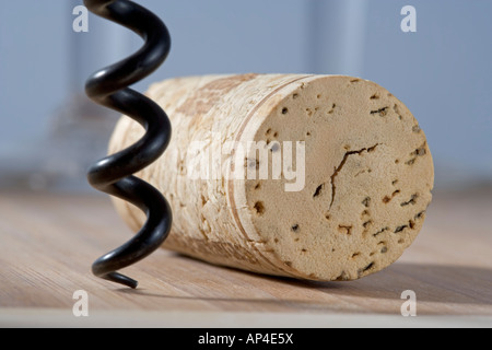 Una chiusura di una bottiglia di vino del sughero e del cavatappi Foto Stock
