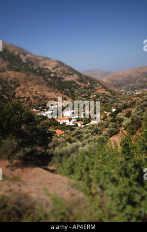 Creta, Grecia. Un tilt-shift vista di un villaggio in Hania (Chania, Chanea, Xania) Provincia. 2007. Foto Stock