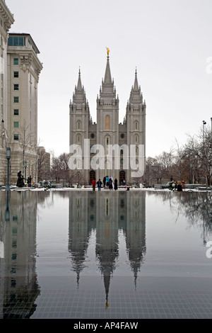 SLC LDS tempio la riflessione e la sede centrale. Chiesa di Gesù Cristo dei Santi Latter-Day. Salt Lake City, Utah. Foto Stock