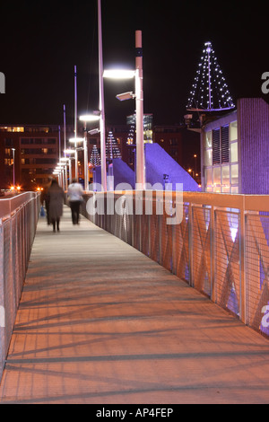 La passerella sul il il Lagan Weir illuminata di notte a Belfast, Irlanda del Nord Foto Stock