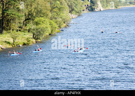 Canoe sul Llyn Dinas in Nant Gwynant valley, Snowdonia, il Galles del Nord Foto Stock