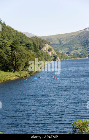 Canoe sul Llyn Dinas in Nant Gwynant valley, Snowdonia, il Galles del Nord Foto Stock