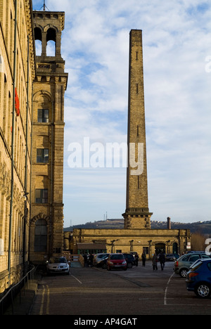 dh Salt Mill SALTAIRE WEST YORKSHIRE UK Titus Salts Old edifici mulino e camino Foto Stock