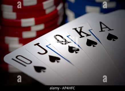Royal Flush mano di poker con poker chips Foto Stock