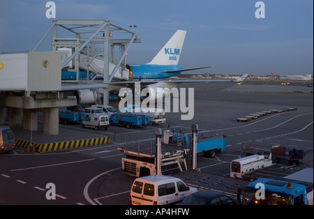 Una KLM Cargo Boeing di configurazione 747 400 viene preparato per i suoi voli di lungo raggio in corrispondenza del cancello in Amsterdam Aeroporto Schiphol Foto Stock