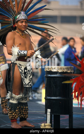 Messico, Città del Messico, Zocalo, balli tradizionali con i tamburi. Foto Stock