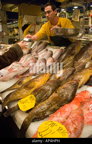 Palma Mallorca Spagna acquisto di pesce al Mercat Olivar Palmas principale mercato per cibi freschi Foto Stock