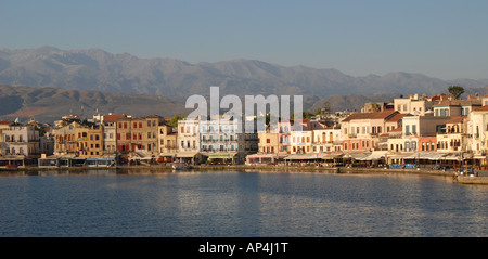 Creta, Grecia. Il porto esterno a Hania, con la Lefka Ori (Montagne Bianche) dietro. Foto Stock