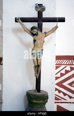 Scultura in legno di Cristo nella restaurata Mission de los cinco Santos Senores, una chiesa costruita nel 1752 Foto Stock