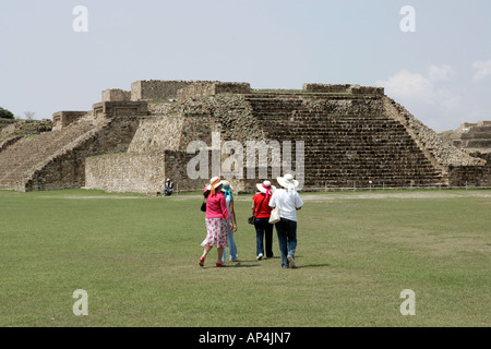 Un gruppo di turisti in visita a Monte Alban sito archeologico vicino a Oaxaca, Messico Foto Stock