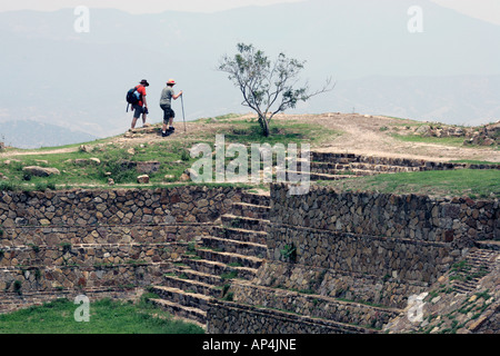 I turisti in visita a Monte Alban sito archeologico vicino a Oaxaca, Messico Foto Stock