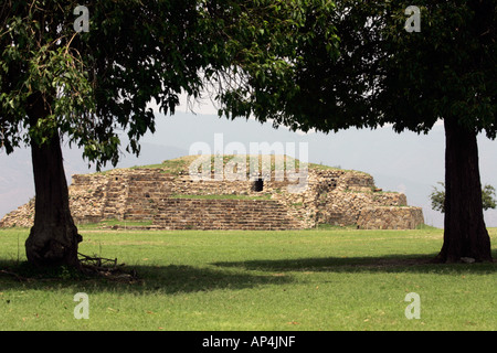 Pyramid costruire dal zapoteco a Monte Alban sito archeologico vicino a Oaxaca, Messico Foto Stock