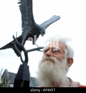 Un anziano appassionato a piedi sotto la statua di kite Llanwrtyd Wells POWYS REGNO UNITO Foto Stock