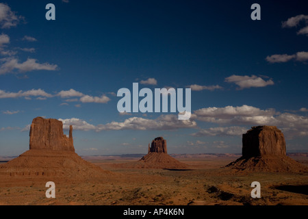 Le muffole, il parco tribale Navajo Monument Valley, Arizona, Stati Uniti. Raffinati esempi di arenaria erosa mesas e buttes Arizona USA Foto Stock