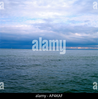 Vista del lago Erie dove si congiunge con il fiume Niagara cercando in tutta l'acqua da Fort Erie alla American riva sud di Buffalo NY USA KATHY DEWITT Foto Stock