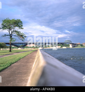 La pace ponte sopra il fiume Niagara a Fort Erie Ontario Canada Foto Stock