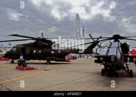 Elicottero militare sul display in corrispondenza internazionale airshow di Bourget in Francia, 2005. Foto Stock