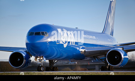 Un Zoom Airlines Boeing 767 306 ER sulla pista. Foto Stock