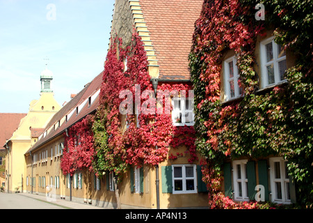 Incolto pittoresche case presso il quartiere di Fuggerei più antico insediamento sociale nel mondo Augsburg Baviera Germania Foto Stock