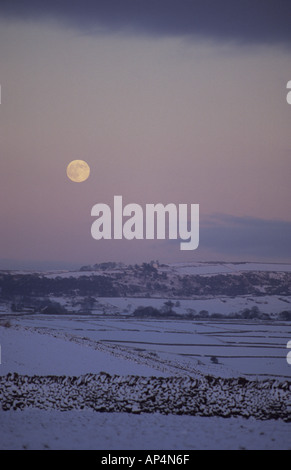 Luna crescente su campi innevati Derbyshire Inghilterra Foto Stock