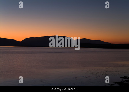 Dh tramonto flusso SCAPA ORKNEY colline di Hoy viola rosa blu arancione tramonto Foto Stock