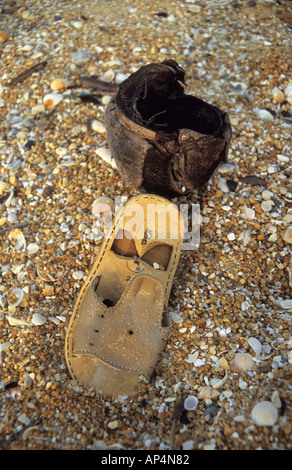 Sandalo e guscio di noce di cocco sulla spiaggia della Malaysia Foto Stock