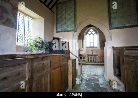 Banchi in legno nella chiesa di St.Oswalds presso il sito di perso il borgo medievale di Widford, Widford, Oxfordshire, Regno Unito Foto Stock