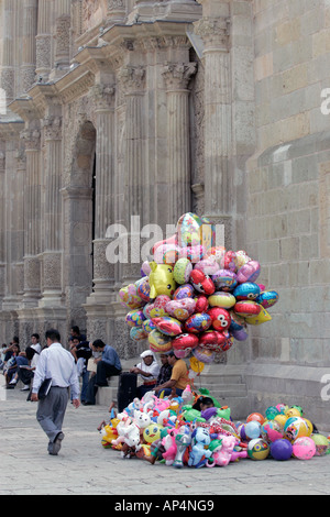 I venditori di strada che vendono palloncini davanti alla cattedrale di Oaxaca. Messico Foto Stock