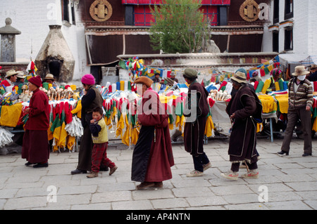 Tibetani circumnambulate il tempio del Jokhang lungo il BARKOR un bazar Tibetana di Lhasa TIBET Foto Stock