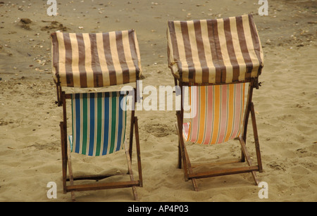 Due sedie a sdraio sulla spiaggia di sabbia a Shanklin Isola di Wight in Inghilterra Foto Stock