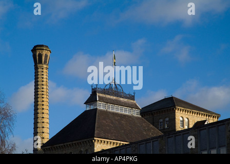 Dh John Smith Brewery TADCASTER North Yorkshire John Smiths old brewery tetti di camino e bandiera Foto Stock